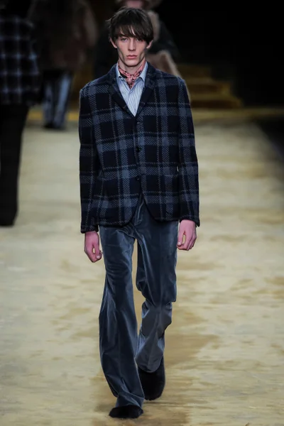 Look 10